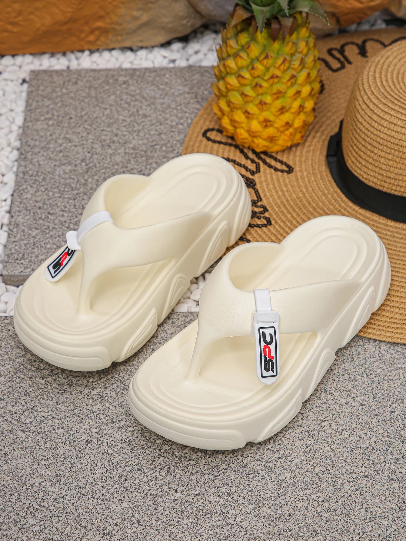 New women's flip-flops with soft and comfortable soles, suitable for wearing outside the beach, fashionable and versatile slippe