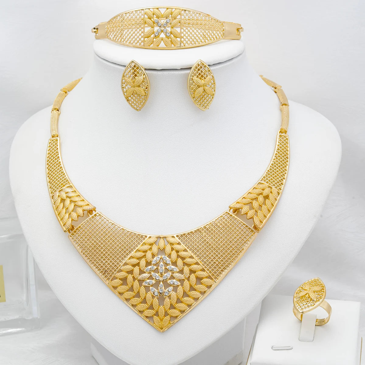 Jewelry Sets for Women Flower Pendant Necklace 18k Gold Plated Fashion Design Earring Bracelet Ring Sets Exquisite Gifts