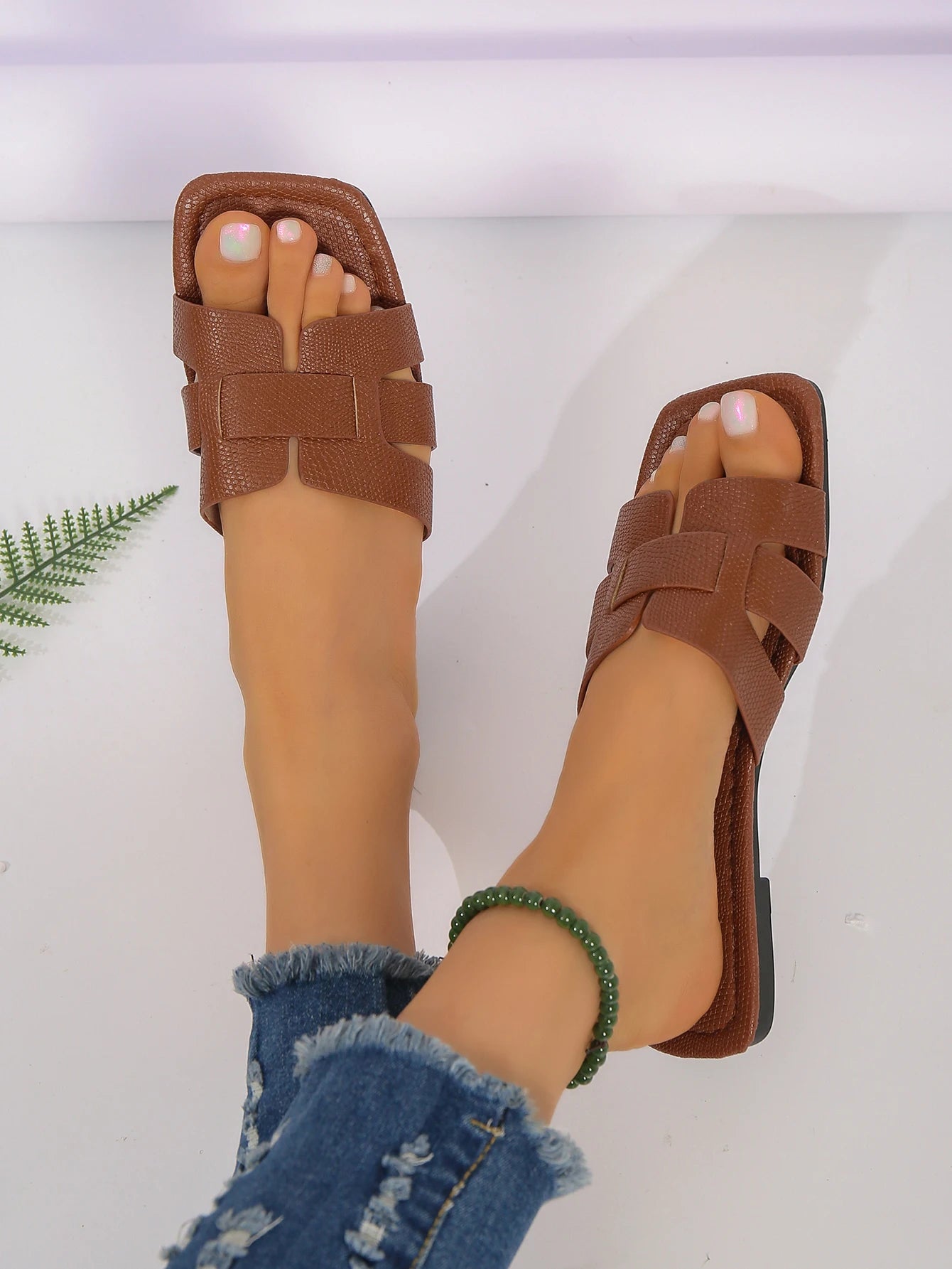 Ladies' fashionable casual flat sandals, versatile outdoor wear, flat slippers for wearing outside