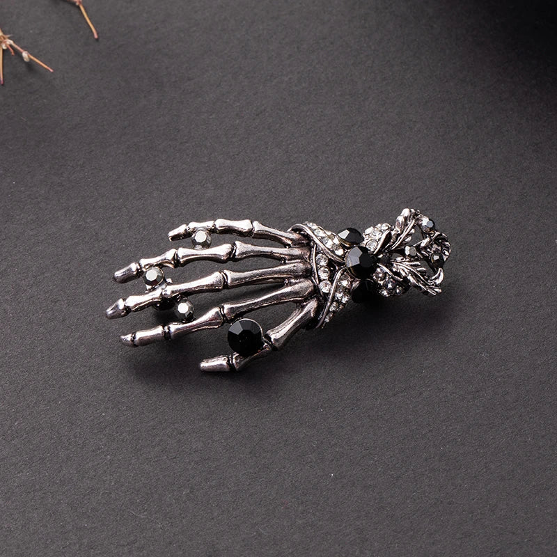 Skull Palm Inlaid Rhinestone Brooch for Men Gothic Fashion Retro Brooches Pin Halloween Day Jewelry Party Boyfriends Gift