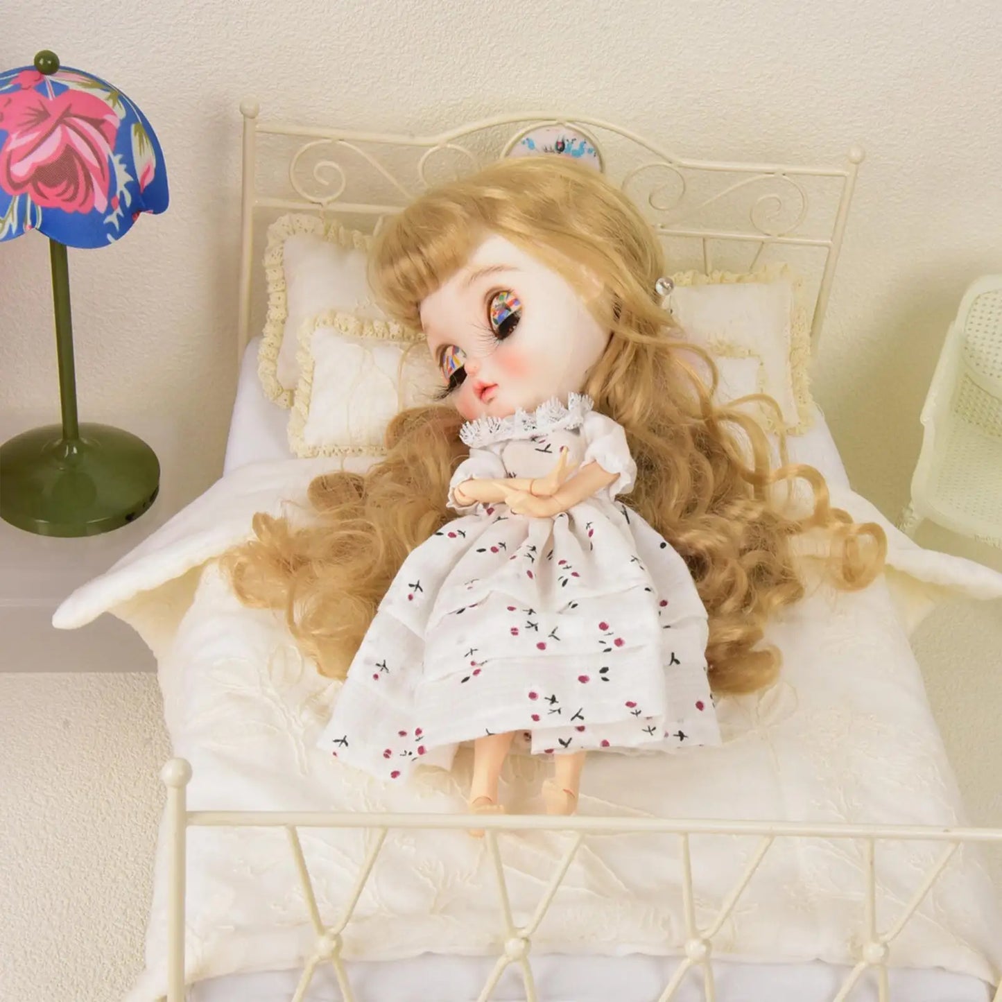 1/6 Dollhouse Iron Bed Simulation Twin Bed with Mattress Miniature Furniture Room for DIY Model Home Life Scene Layout Role Play