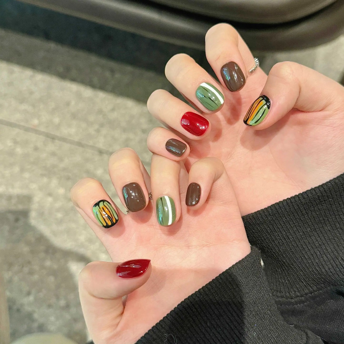 Handmade Press on Nails Cute Short Round False Nails Women Full Cover Wearable Ins Simple Hand-painted Pattern Fake Nail Tips