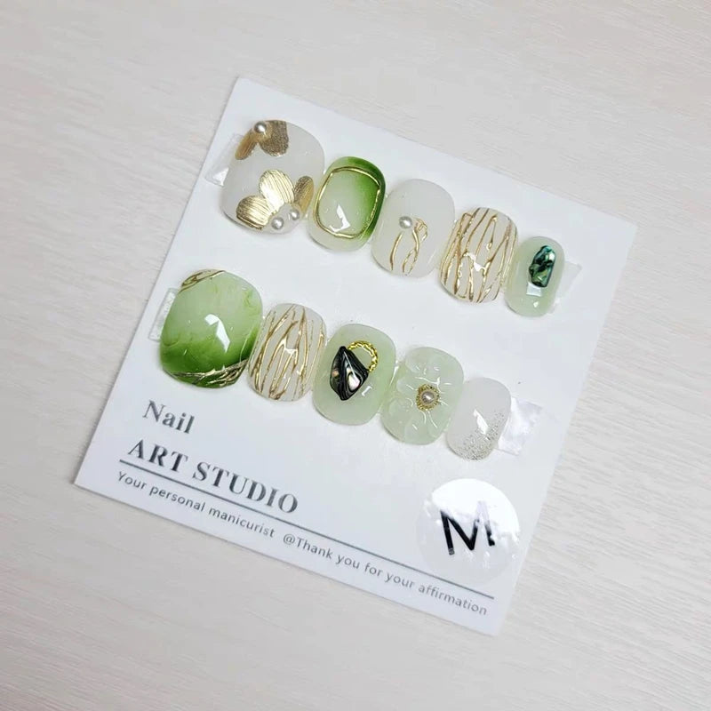 Handmade Fake Nails Press On Relief Daisy Design Short Round Head Press on Nails Reusable Artificial Manicure Gilded Finger Tips