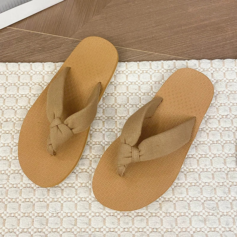 2025 new women's flip-flops, summer fashion, versatile, flip-flops, anti-slip flat beach slippers for women